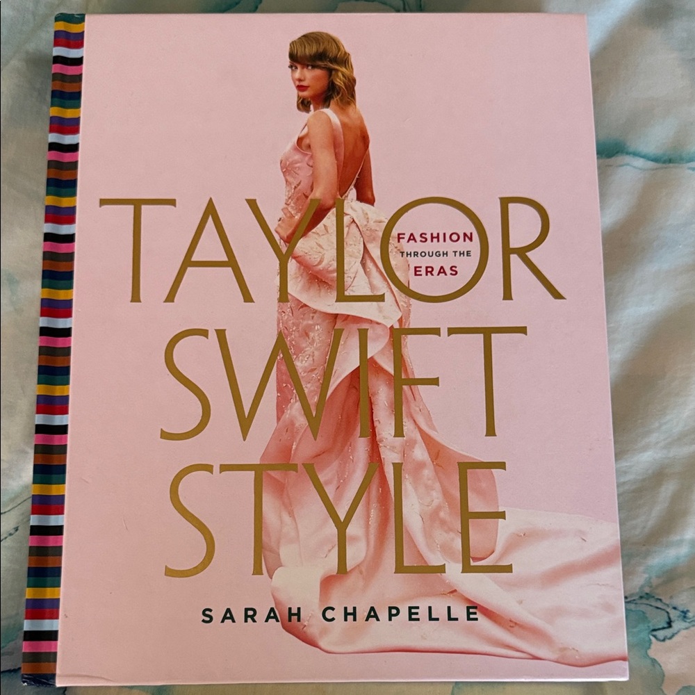 Taylor Swift Style book by Sarah Chapelle